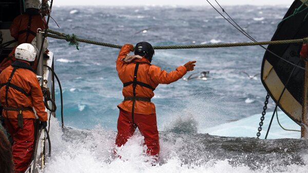 Man holding rope in the sea