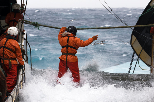 Man holding rope in the sea